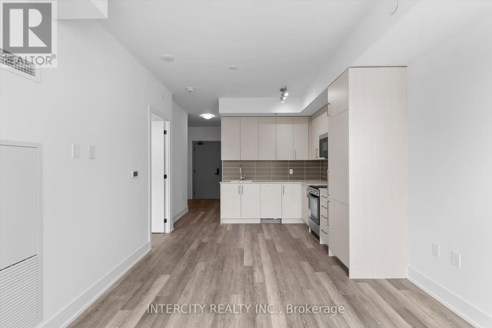 213 - 2075 KING ROAD