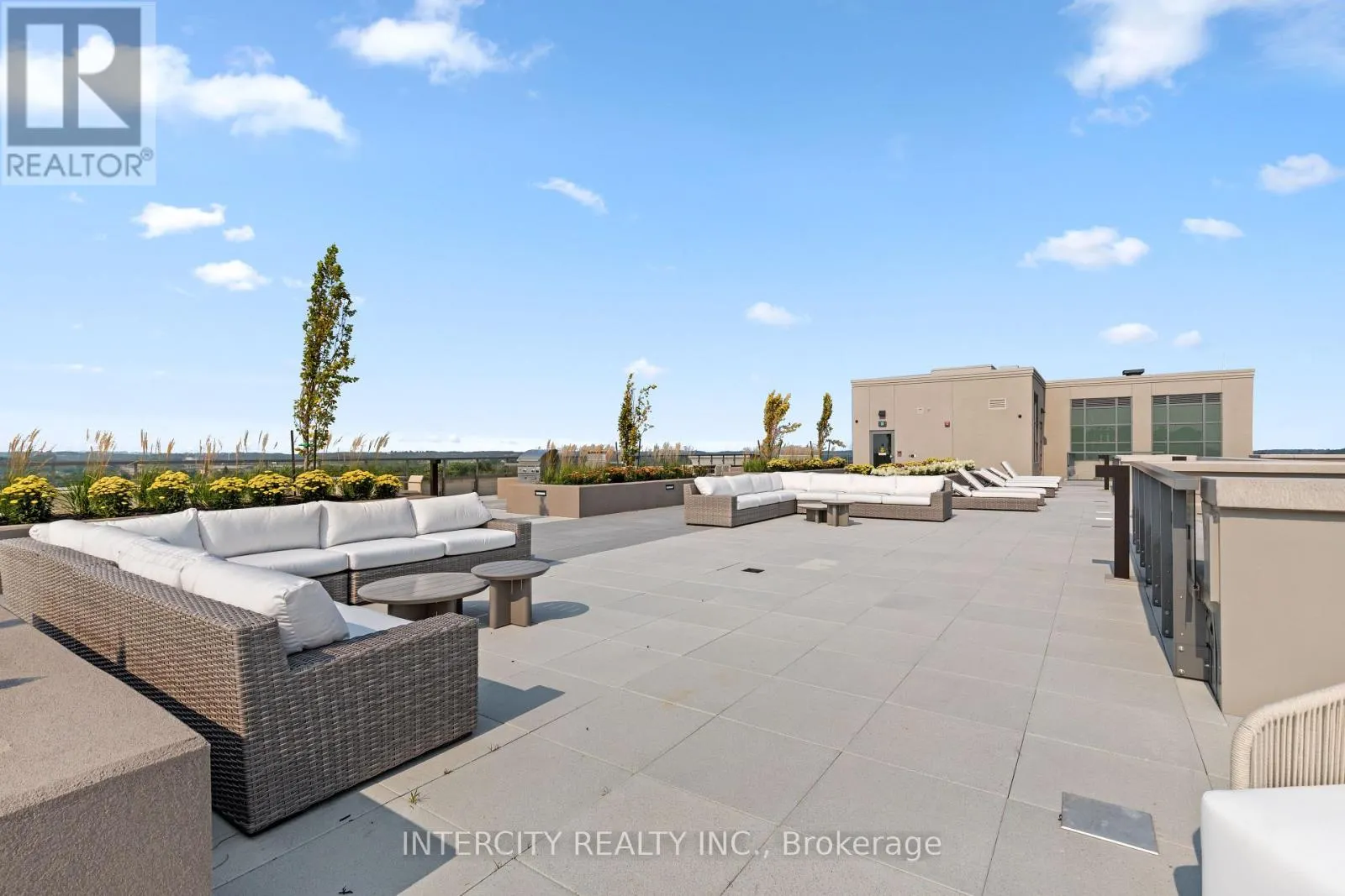 213 - 2075 KING ROAD