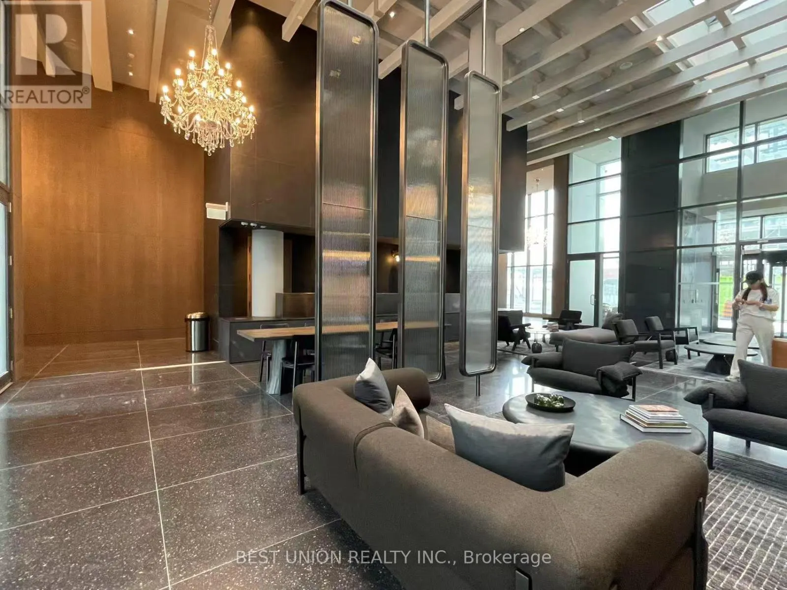 2802 - 28 INTERCHANGE WAY