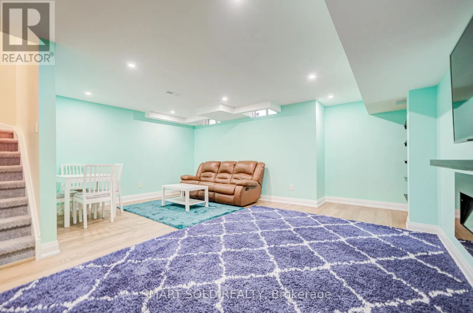 4 THORNHILL WOODS DRIVE