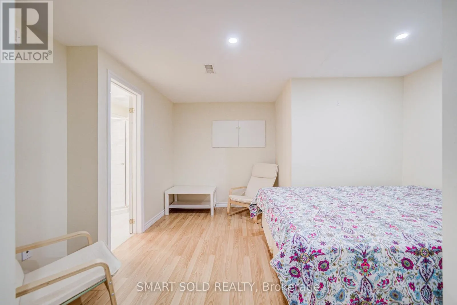 4 THORNHILL WOODS DRIVE