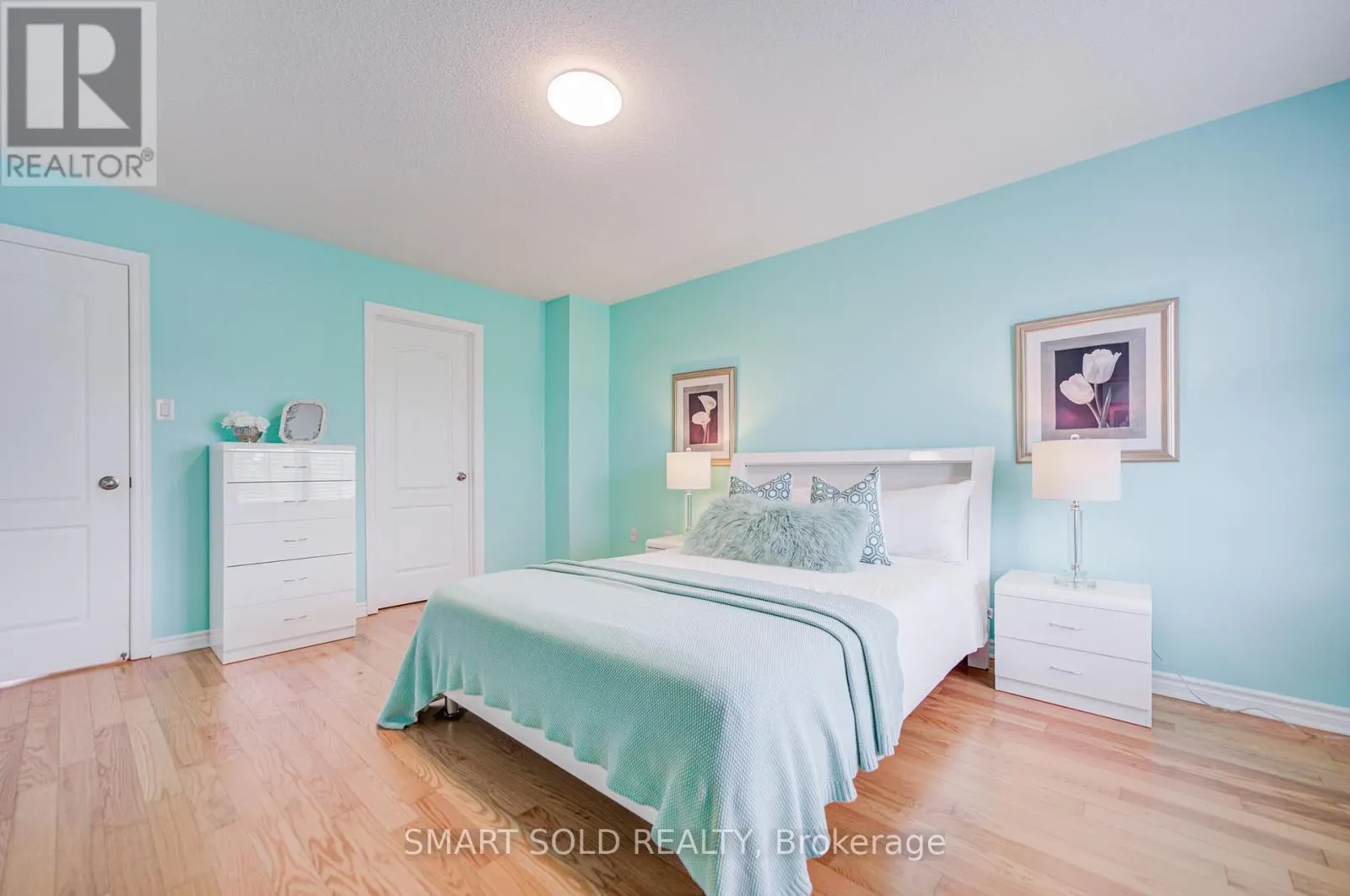 4 THORNHILL WOODS DRIVE