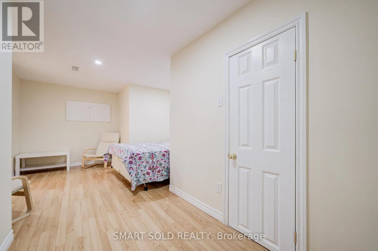 4 THORNHILL WOODS DRIVE