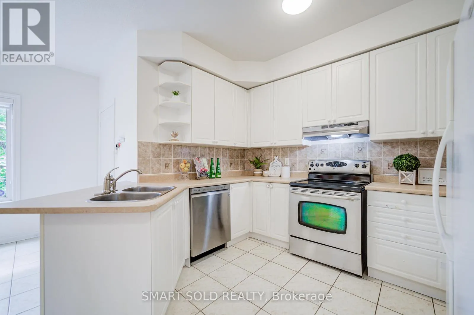 4 THORNHILL WOODS DRIVE