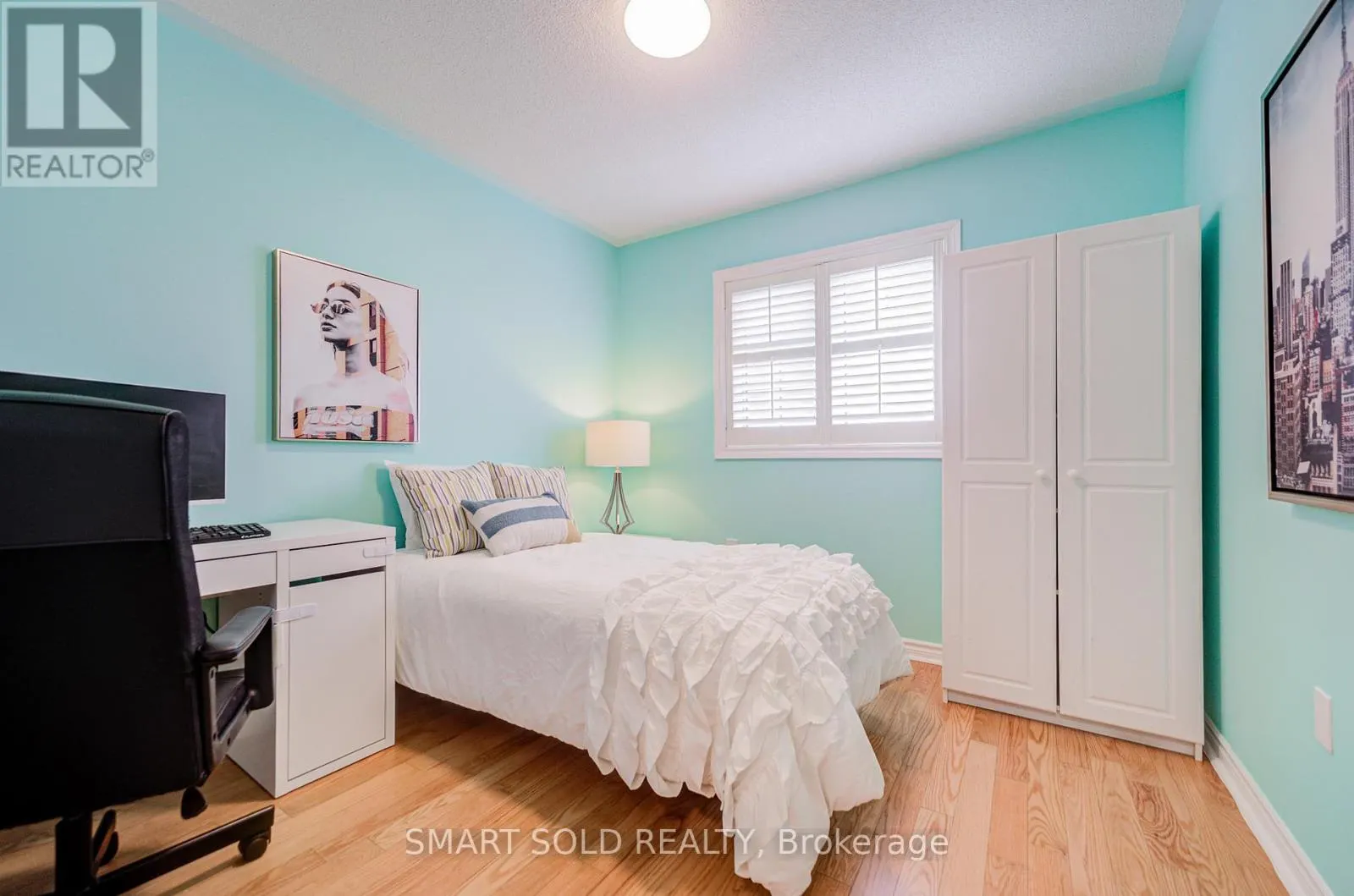 4 THORNHILL WOODS DRIVE