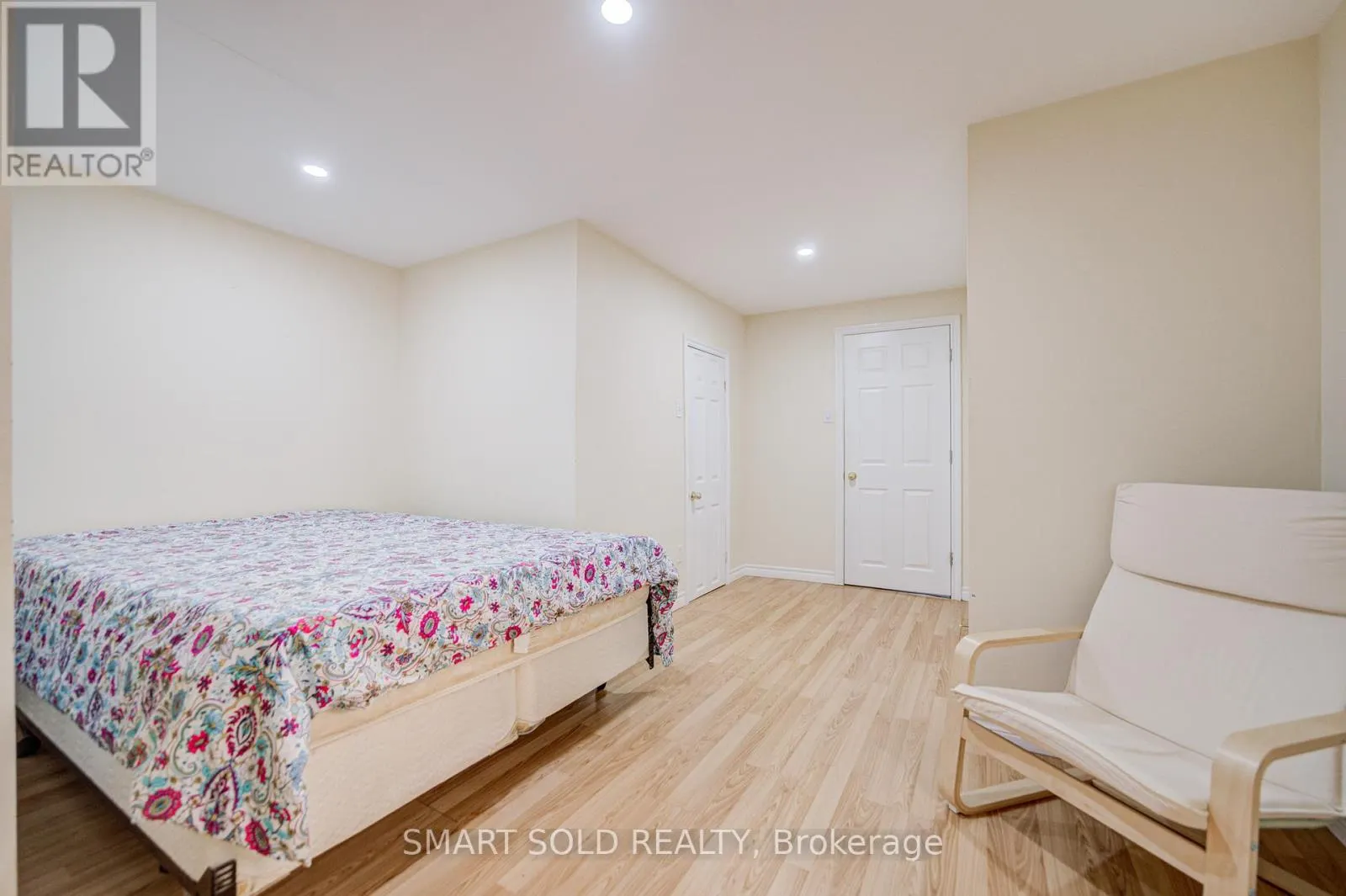 4 THORNHILL WOODS DRIVE