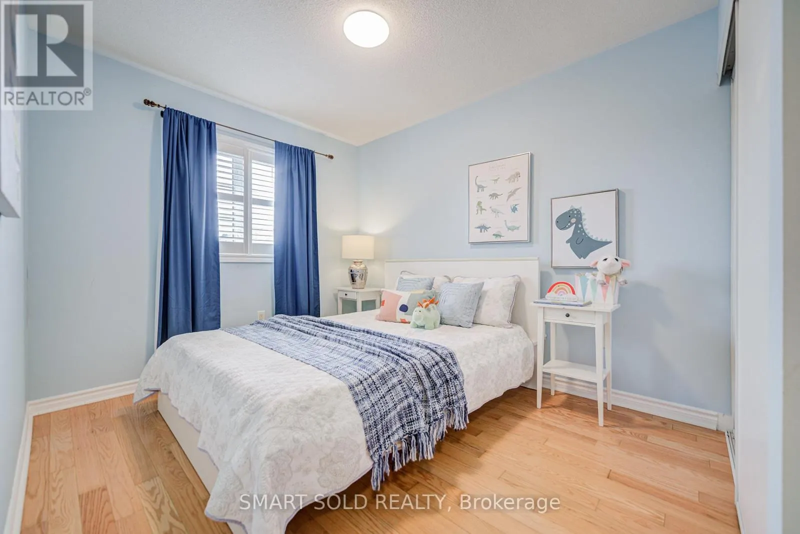 4 THORNHILL WOODS DRIVE