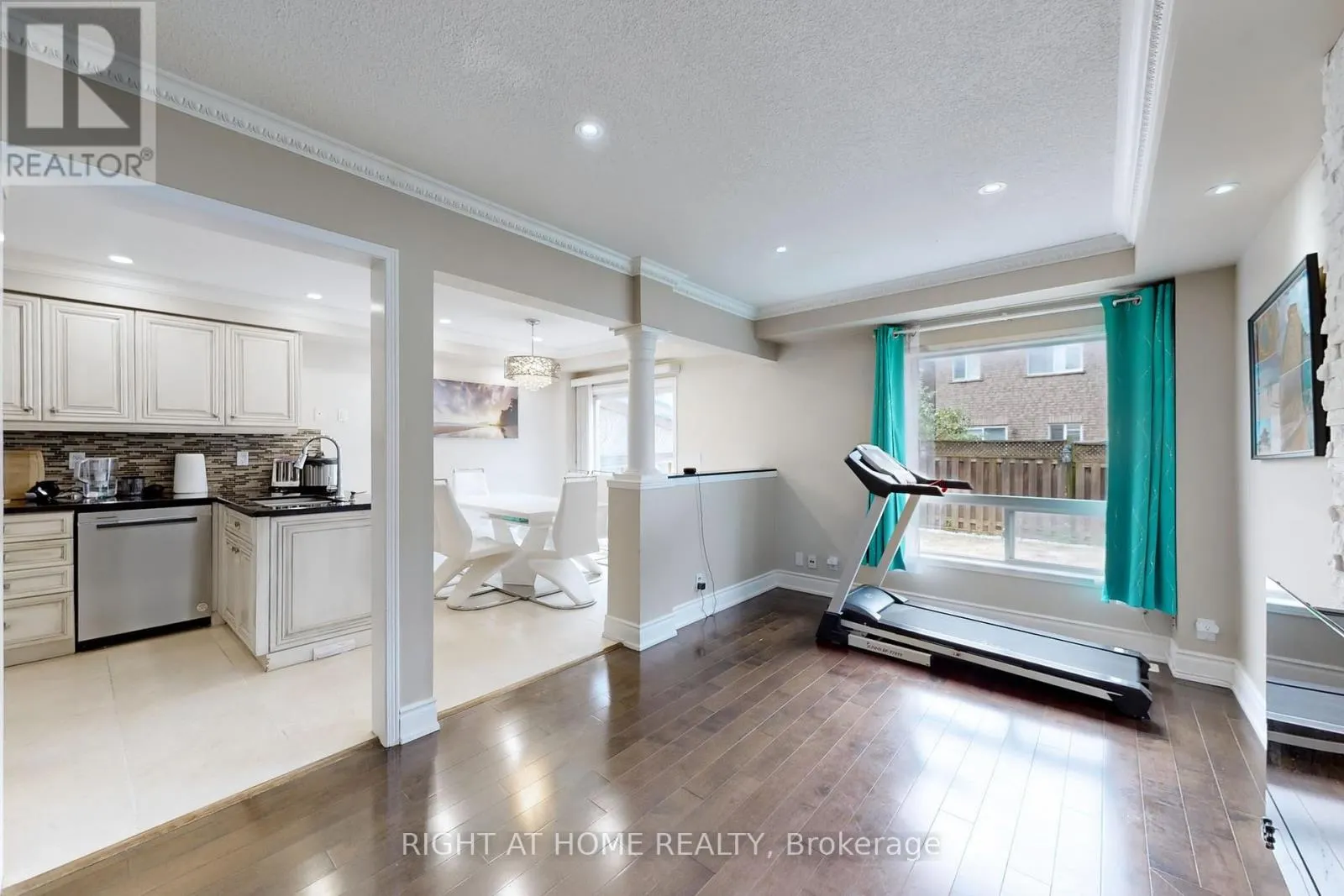 UPPER - 30 CASABEL DRIVE