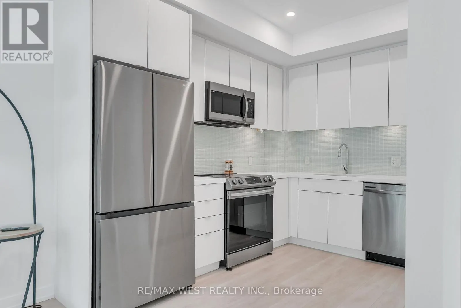G39 - 415 SEA RAY AVENUE