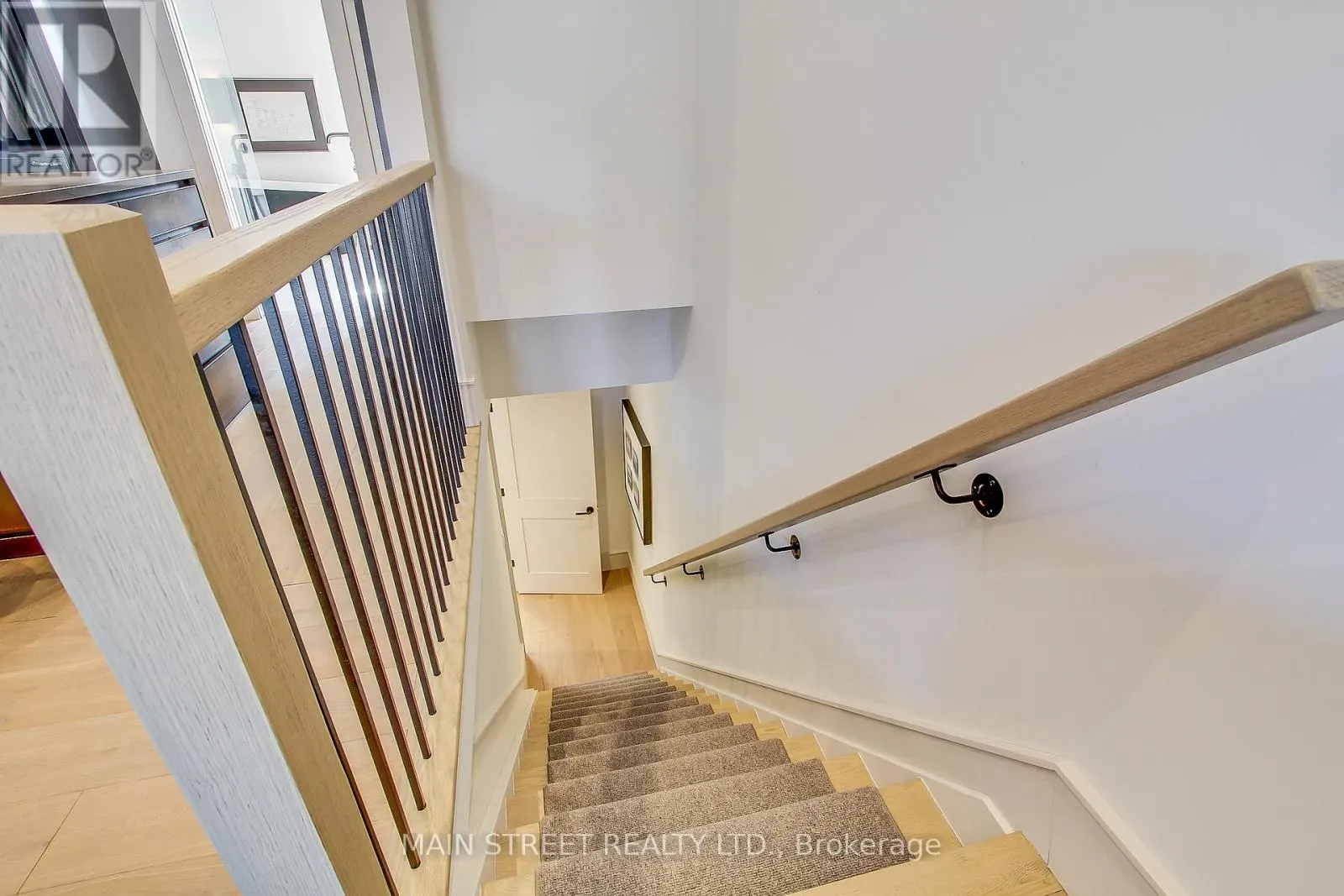 27 - 12 POWSELAND CRESCENT
