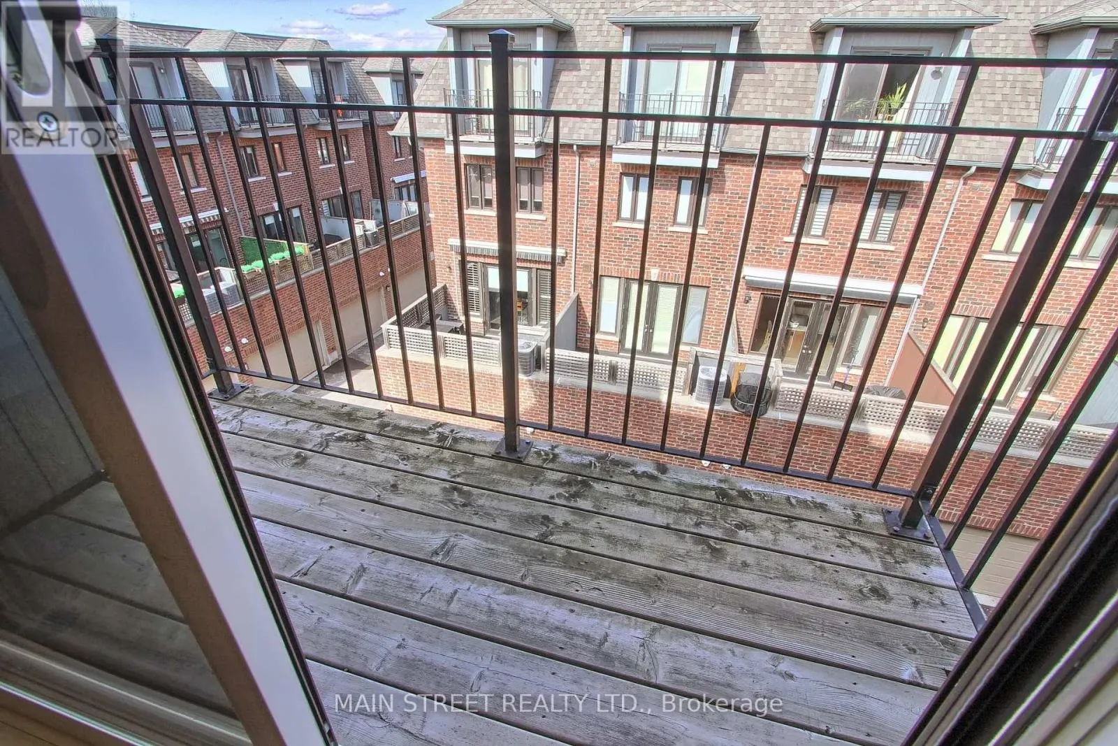 27 - 12 POWSELAND CRESCENT