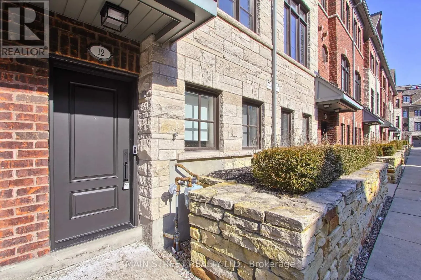 27 - 12 POWSELAND CRESCENT