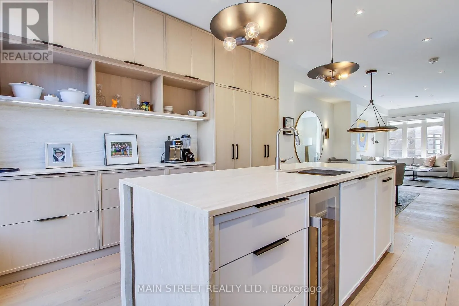 27 - 12 POWSELAND CRESCENT