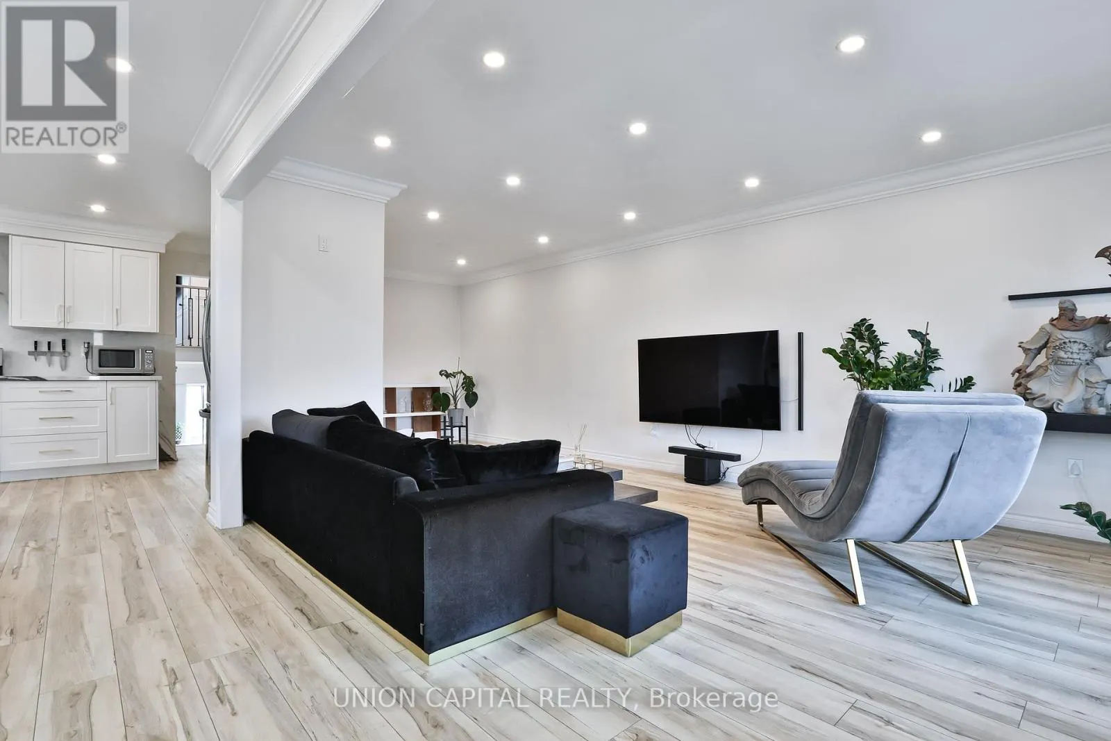 21 AVON CRESCENT