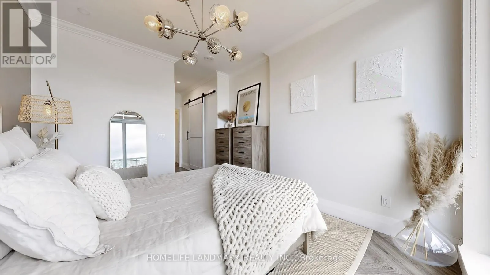 812 - 6 DAVID EYER ROAD