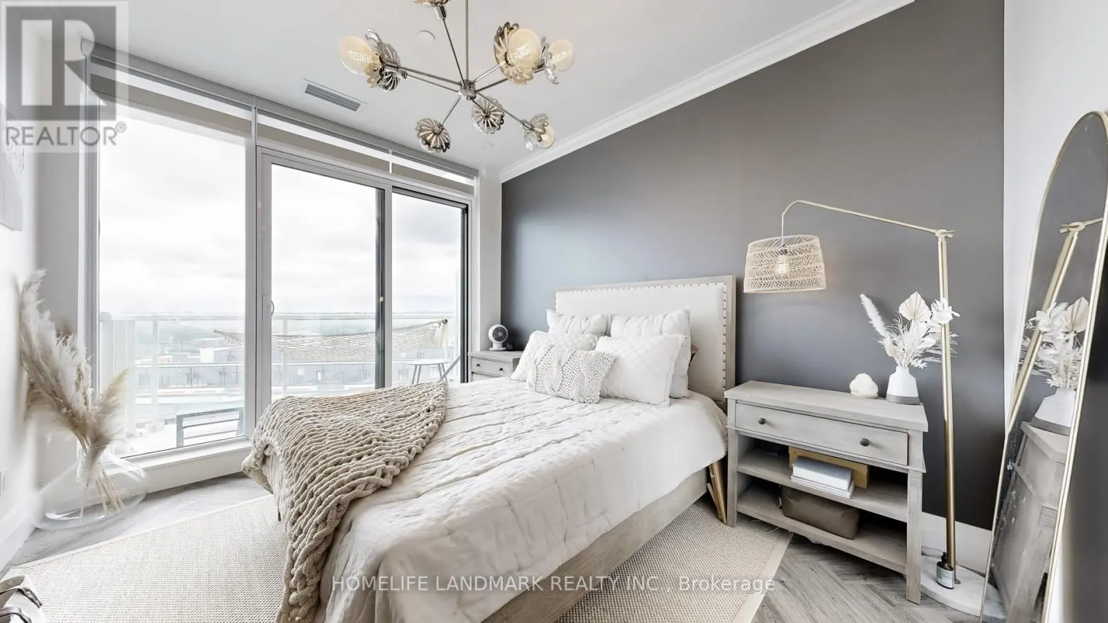 812 - 6 DAVID EYER ROAD