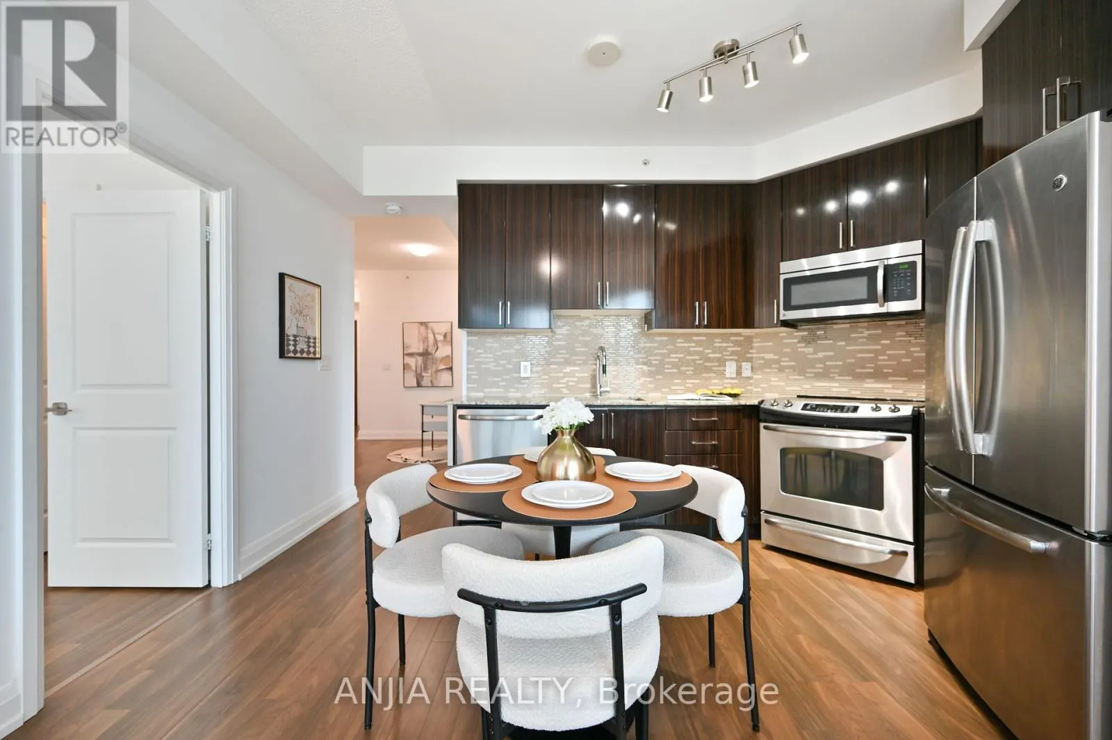1032 - 7161 YONGE STREET