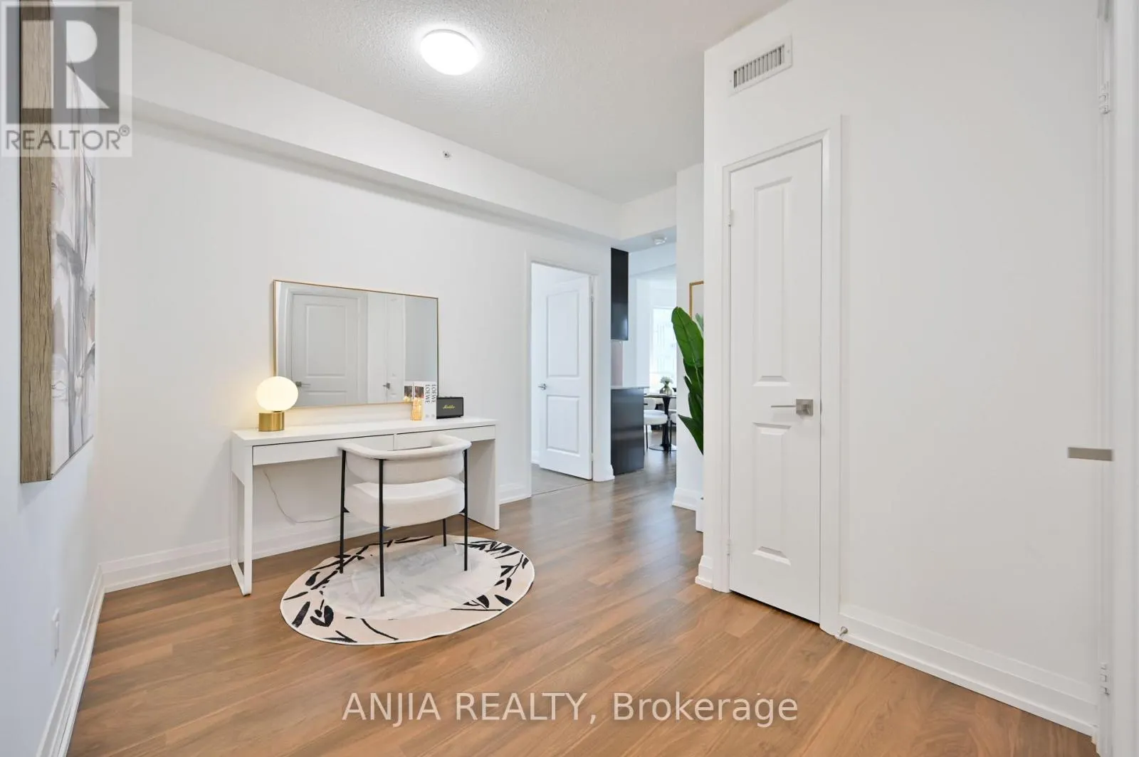 1032 - 7161 YONGE STREET