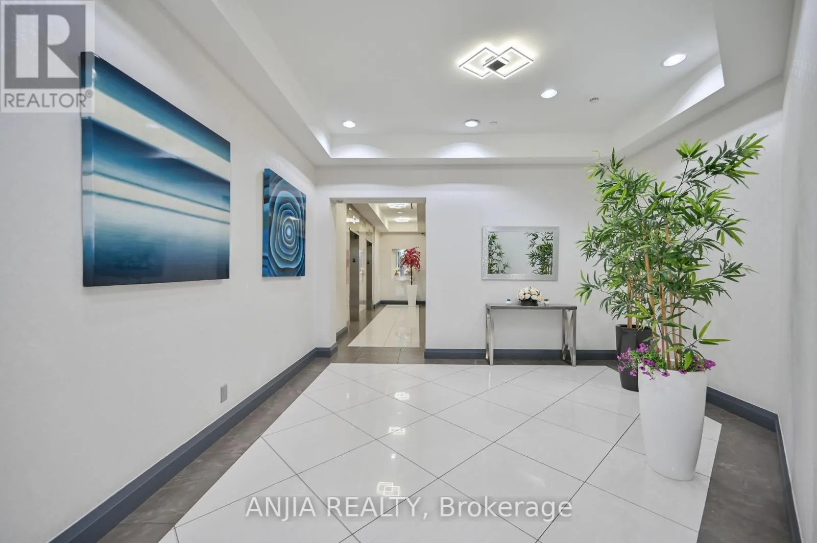1032 - 7161 YONGE STREET