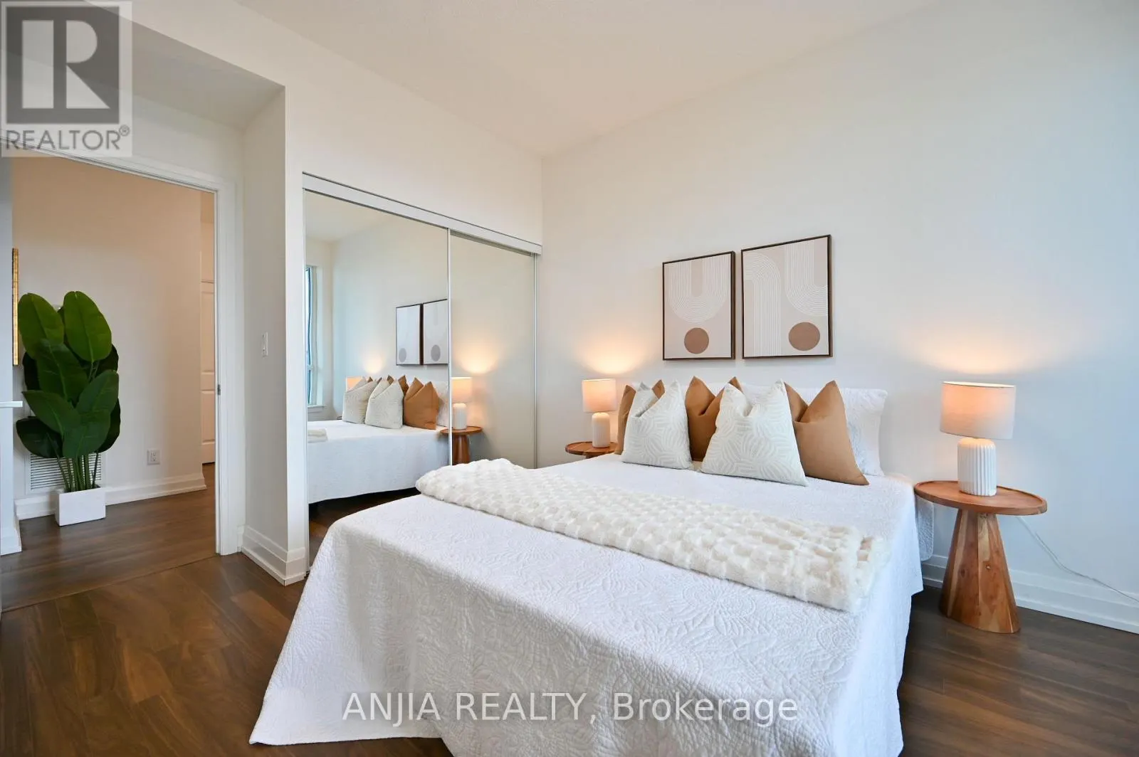 1032 - 7161 YONGE STREET
