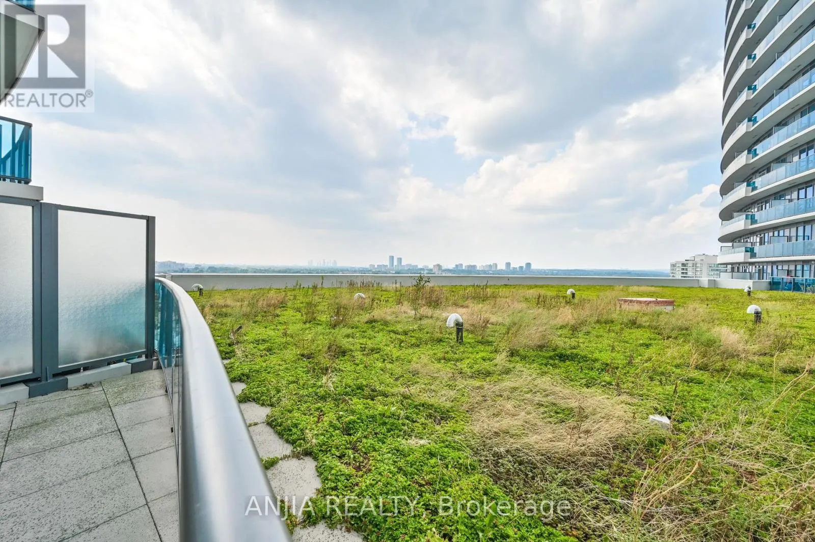 1032 - 7161 YONGE STREET