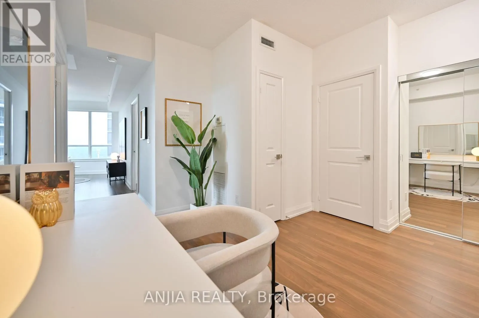1032 - 7161 YONGE STREET