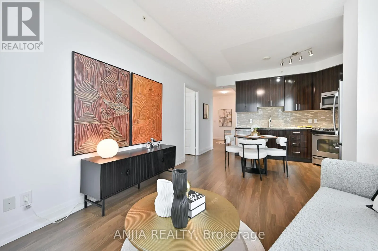 1032 - 7161 YONGE STREET
