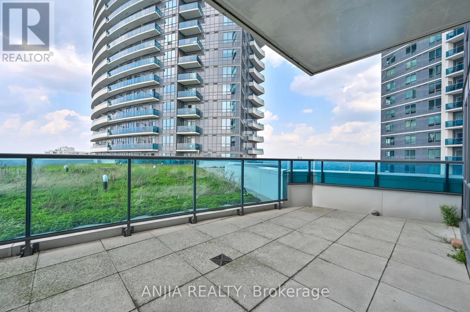 1032 - 7161 YONGE STREET