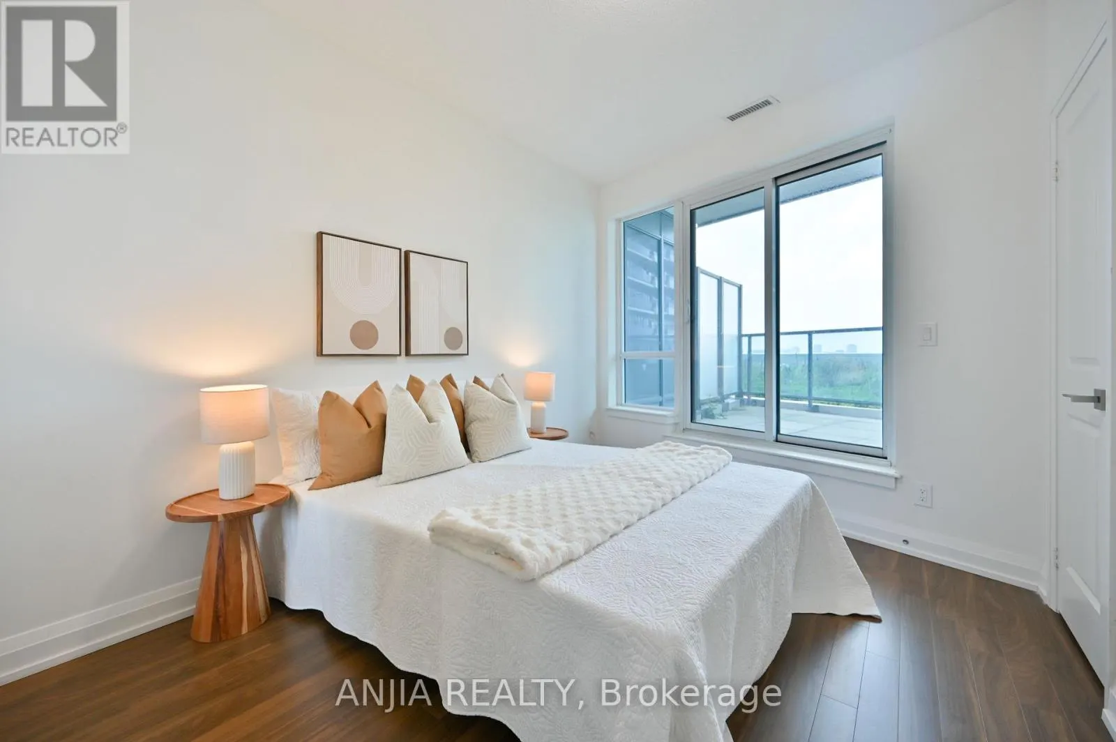 1032 - 7161 YONGE STREET