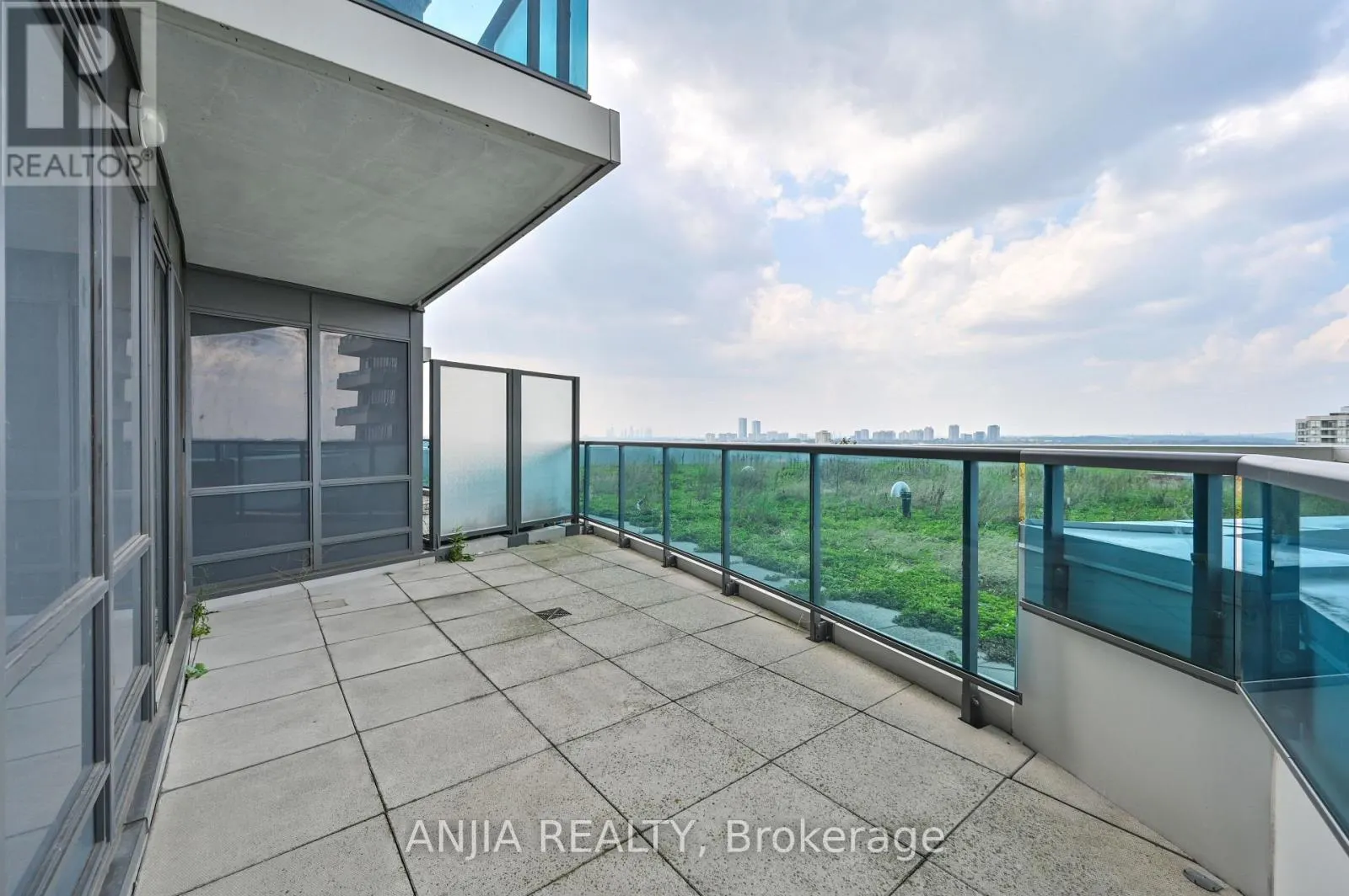 1032 - 7161 YONGE STREET