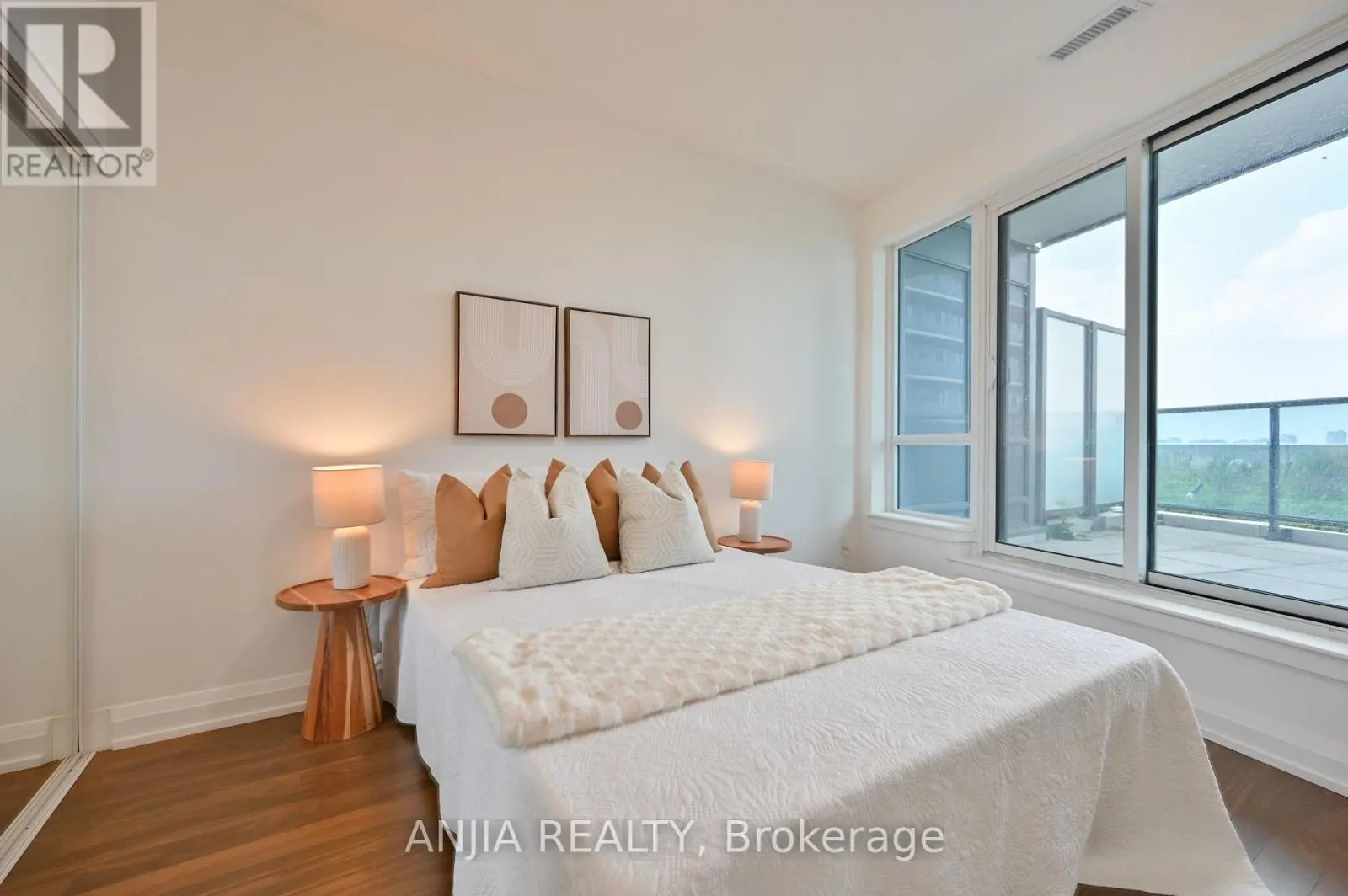 1032 - 7161 YONGE STREET