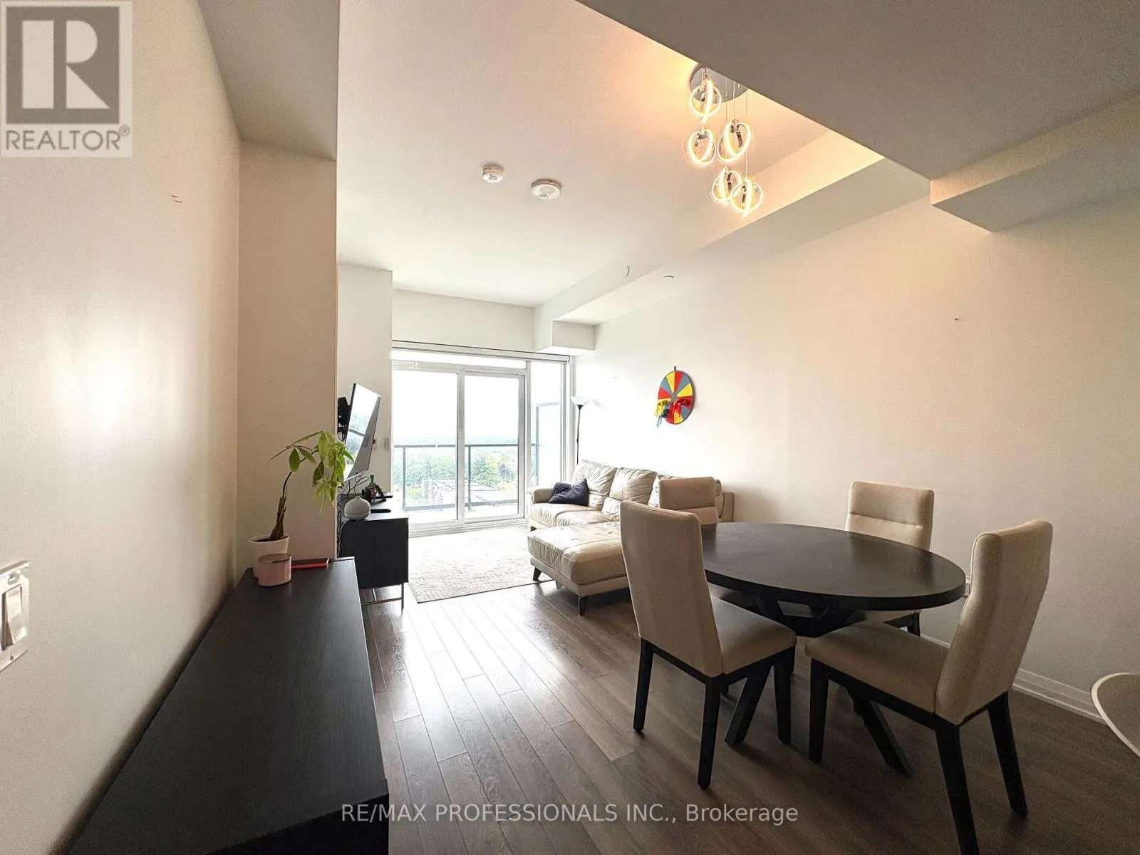 817 - 99 EAGLE ROCK WAY