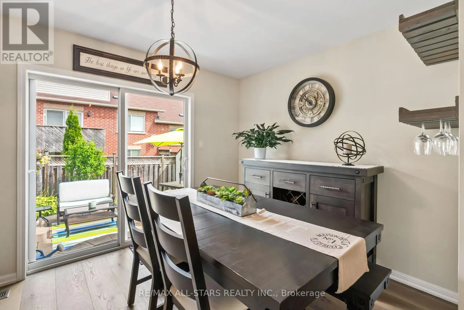 32 MEADOWS END CRESCENT