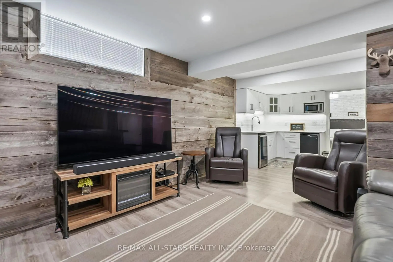 32 MEADOWS END CRESCENT
