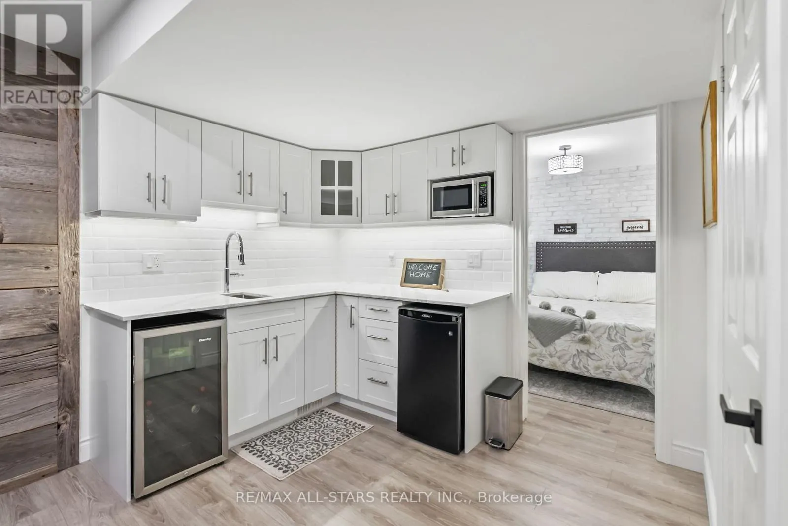 32 MEADOWS END CRESCENT