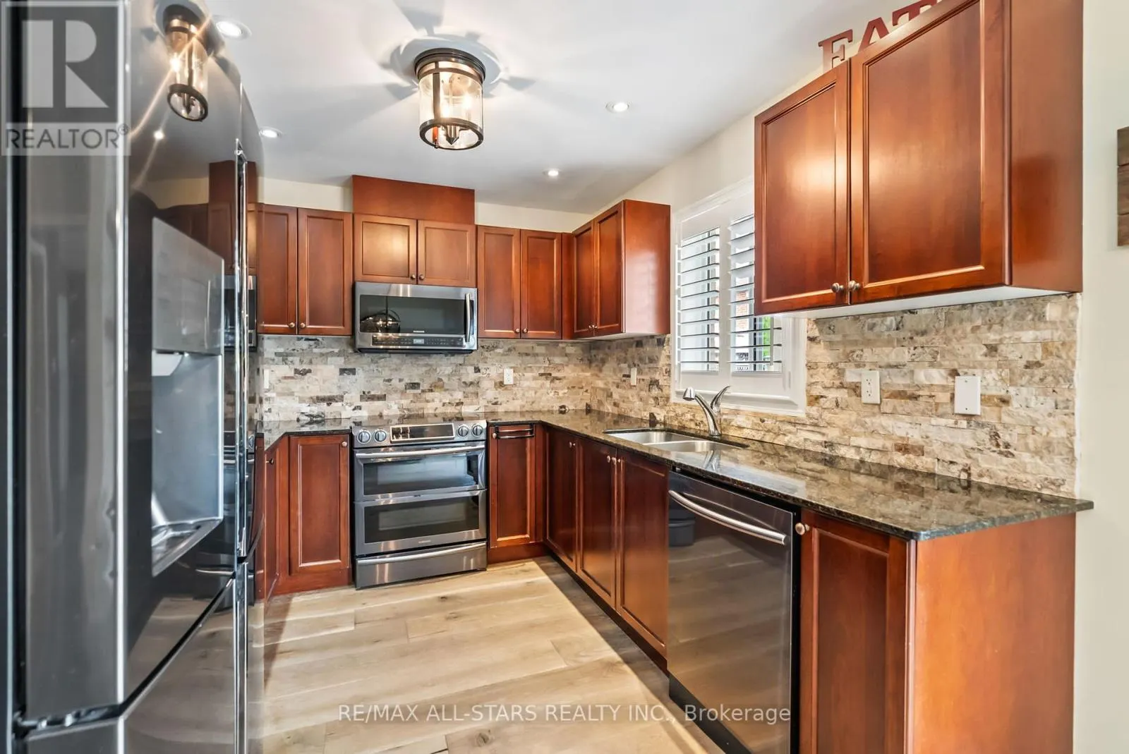 32 MEADOWS END CRESCENT