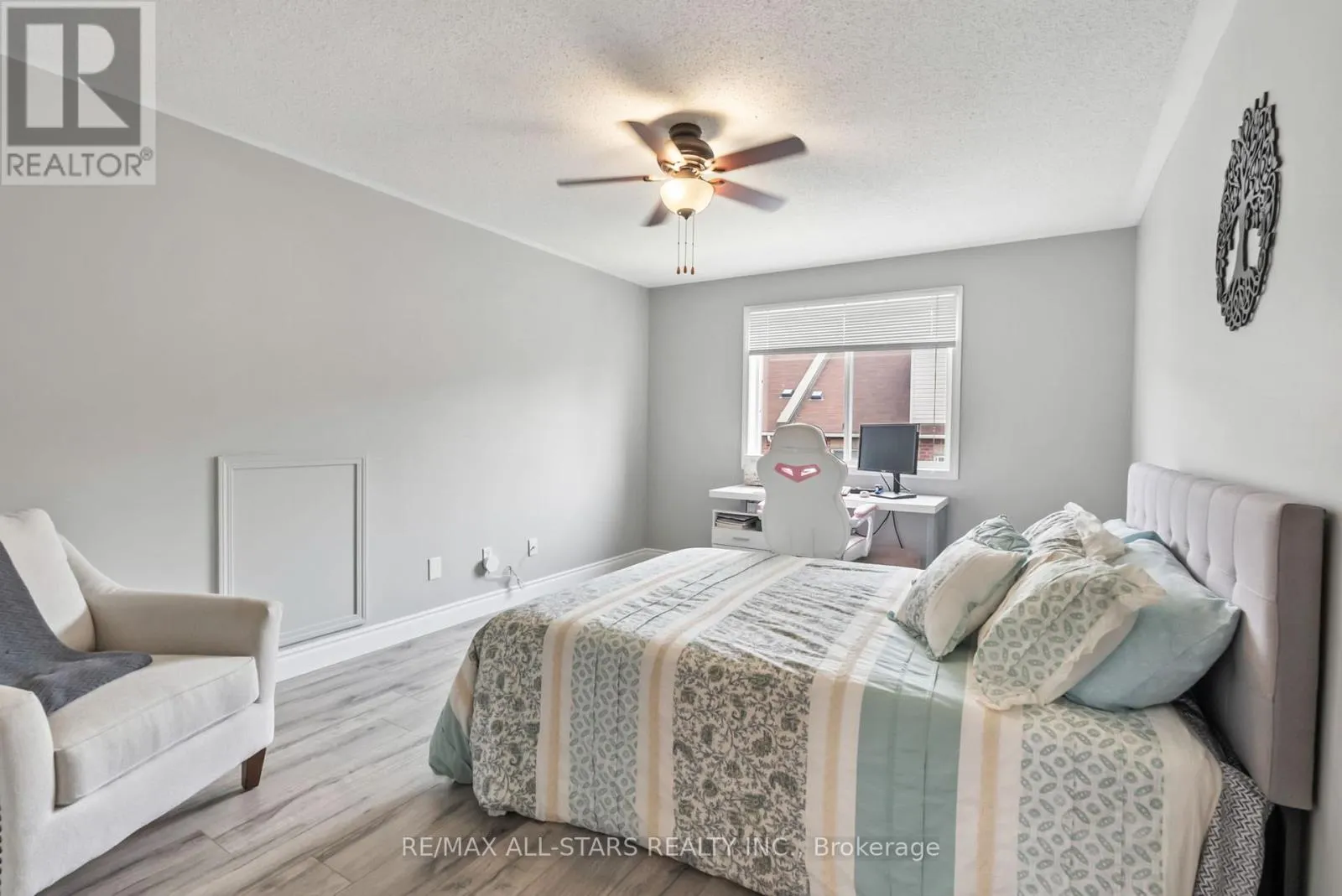 32 MEADOWS END CRESCENT