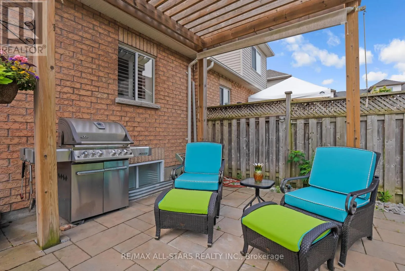 32 MEADOWS END CRESCENT