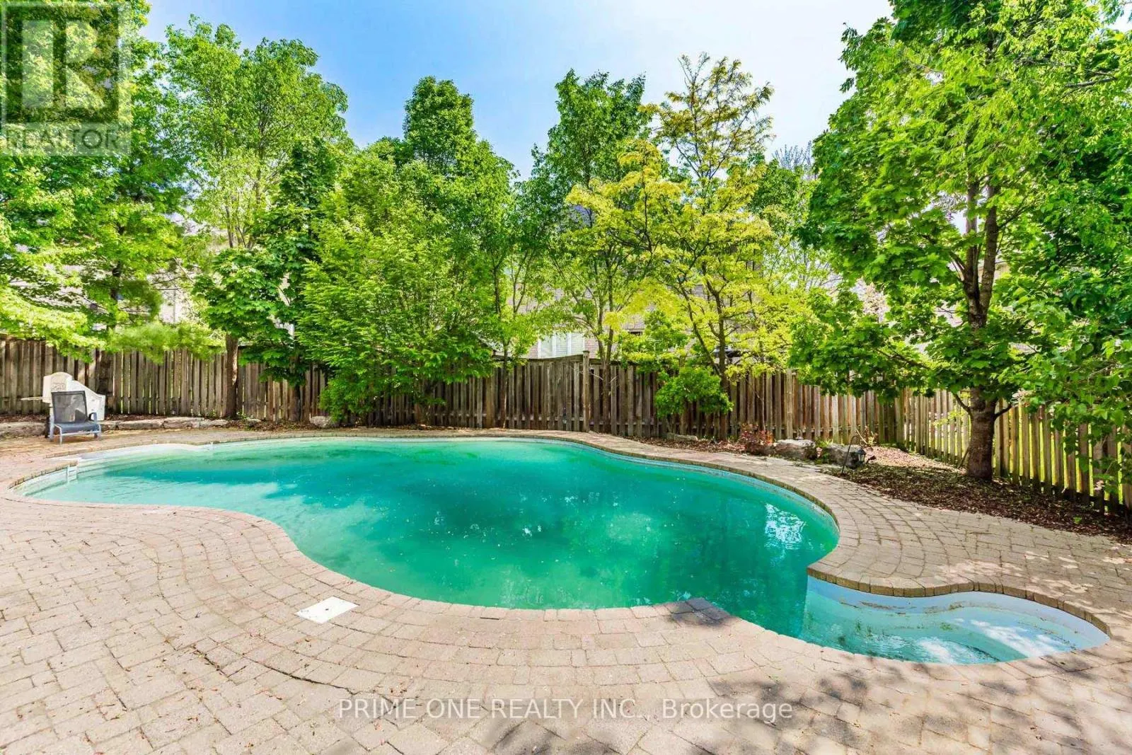 19 RIDGESTONE DRIVE