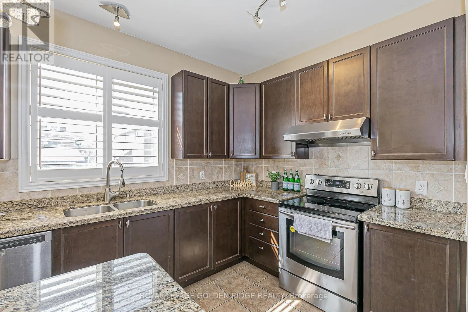 12 GOLDEN MEADOW DRIVE