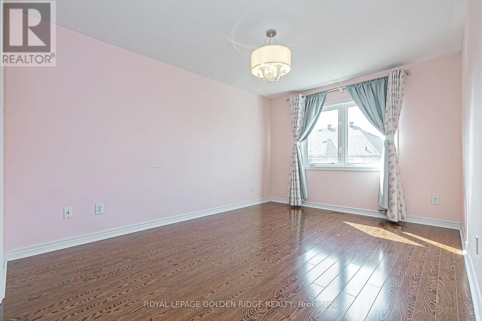 12 GOLDEN MEADOW DRIVE