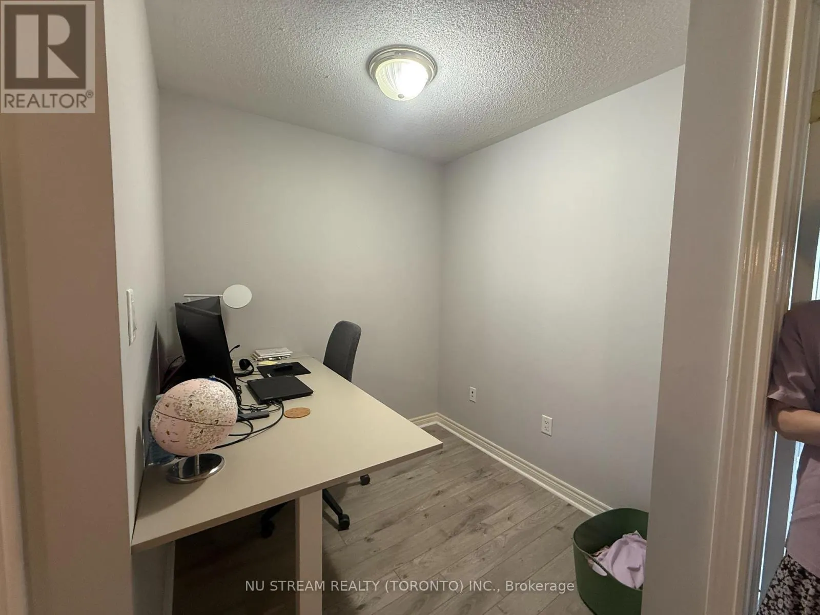 42 - 8 TOWNWOOD DRIVE