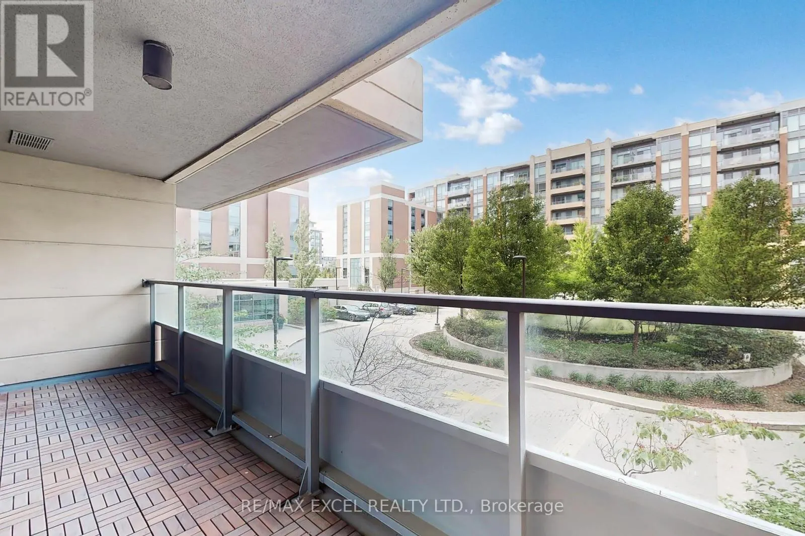 207 - 18 UPTOWN DRIVE