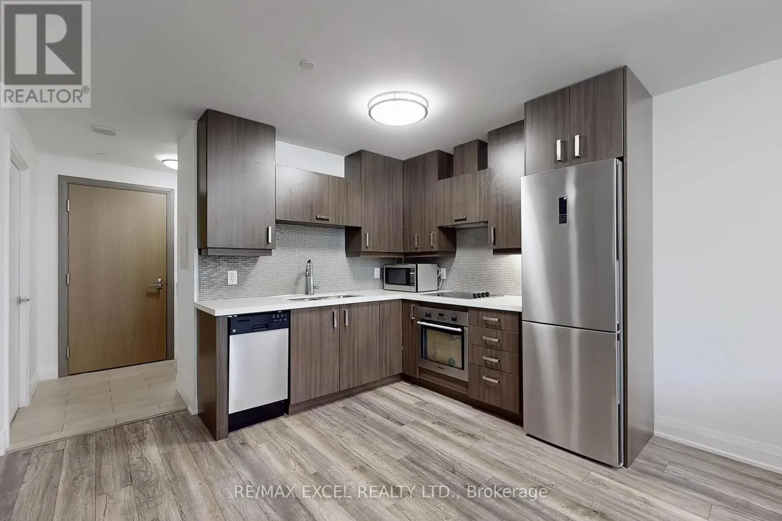 207 - 18 UPTOWN DRIVE