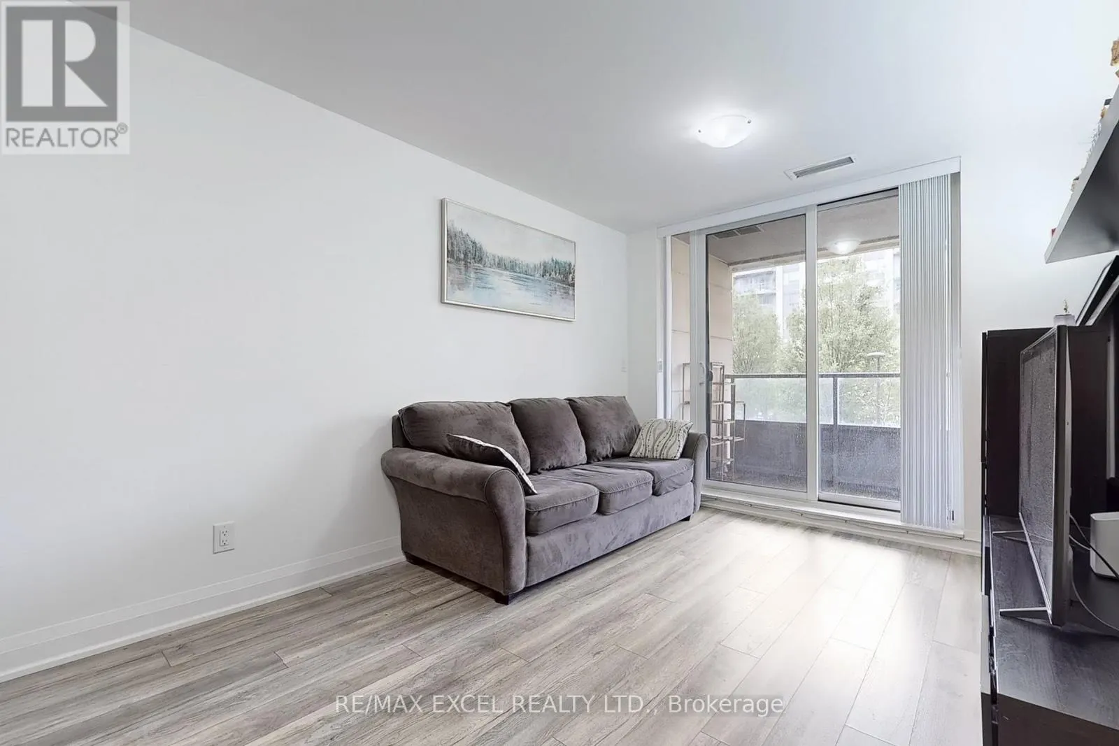 207 - 18 UPTOWN DRIVE