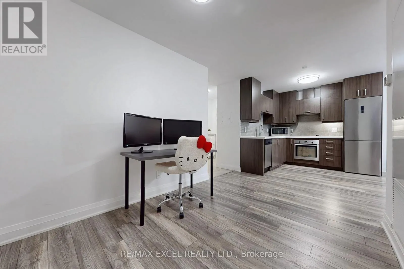 207 - 18 UPTOWN DRIVE