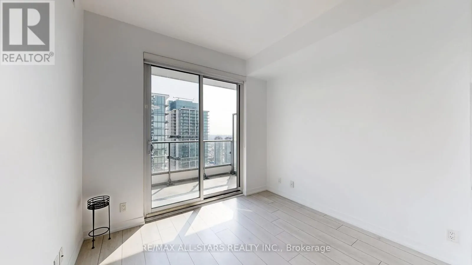 5003 - 950 PORTAGE PARKWAY