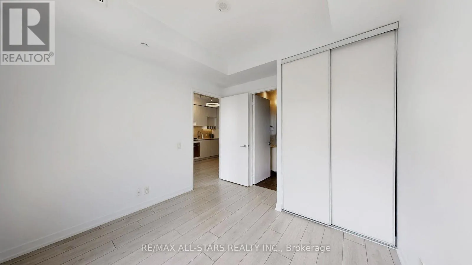 5003 - 950 PORTAGE PARKWAY