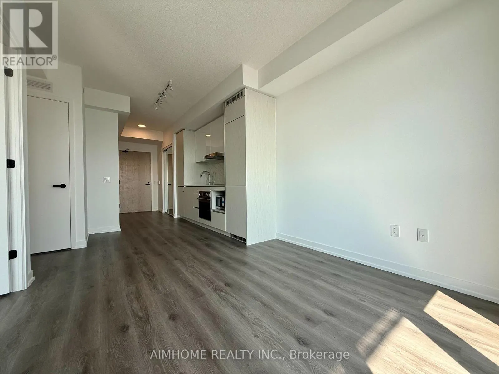 3207 - 28 INTERCHANGE WAY