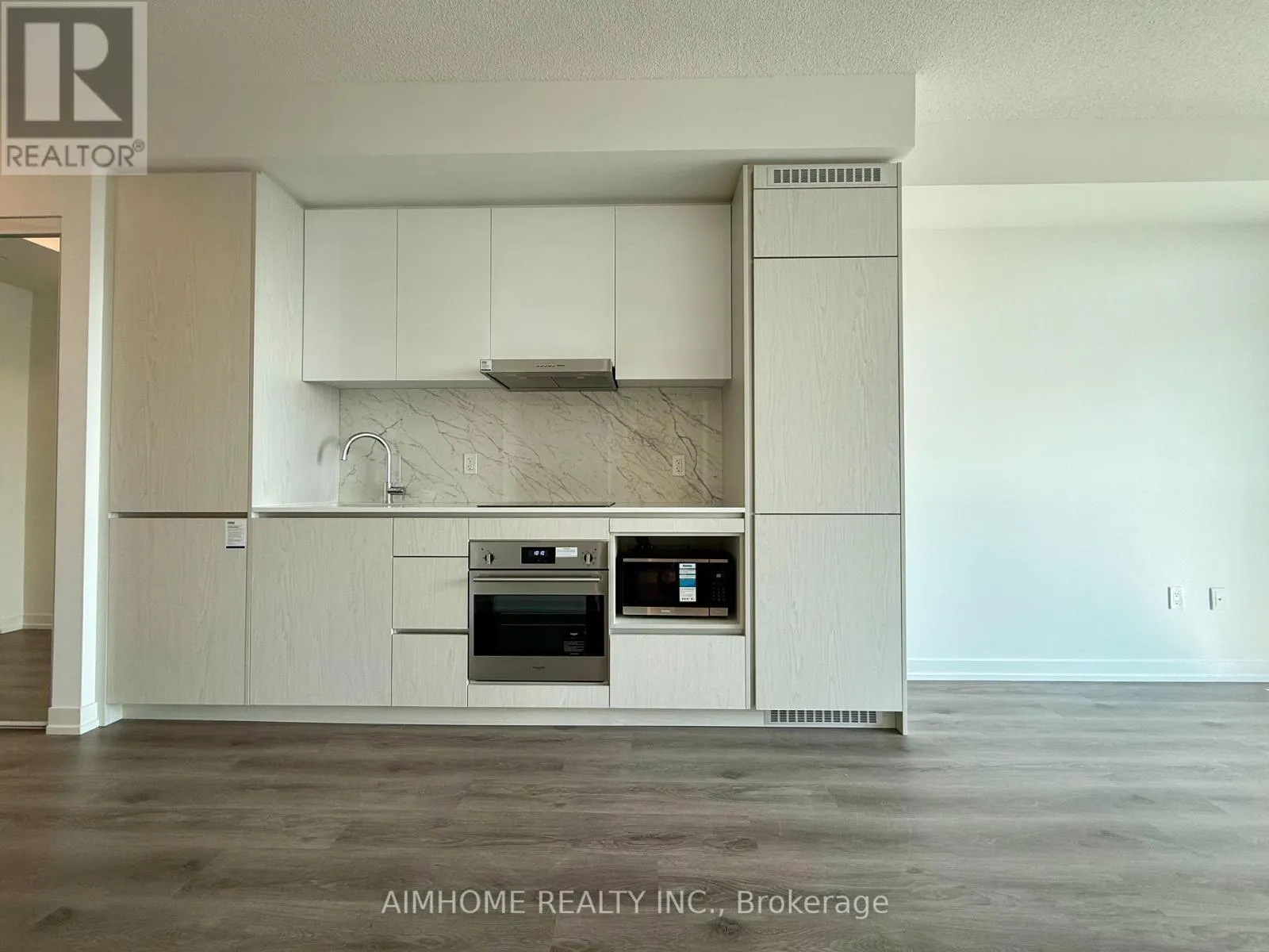 3207 - 28 INTERCHANGE WAY